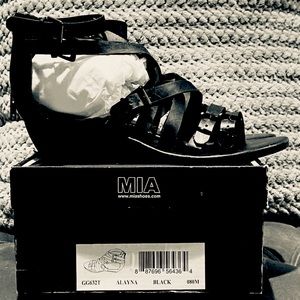 Brand NEW Mia leather sandals!